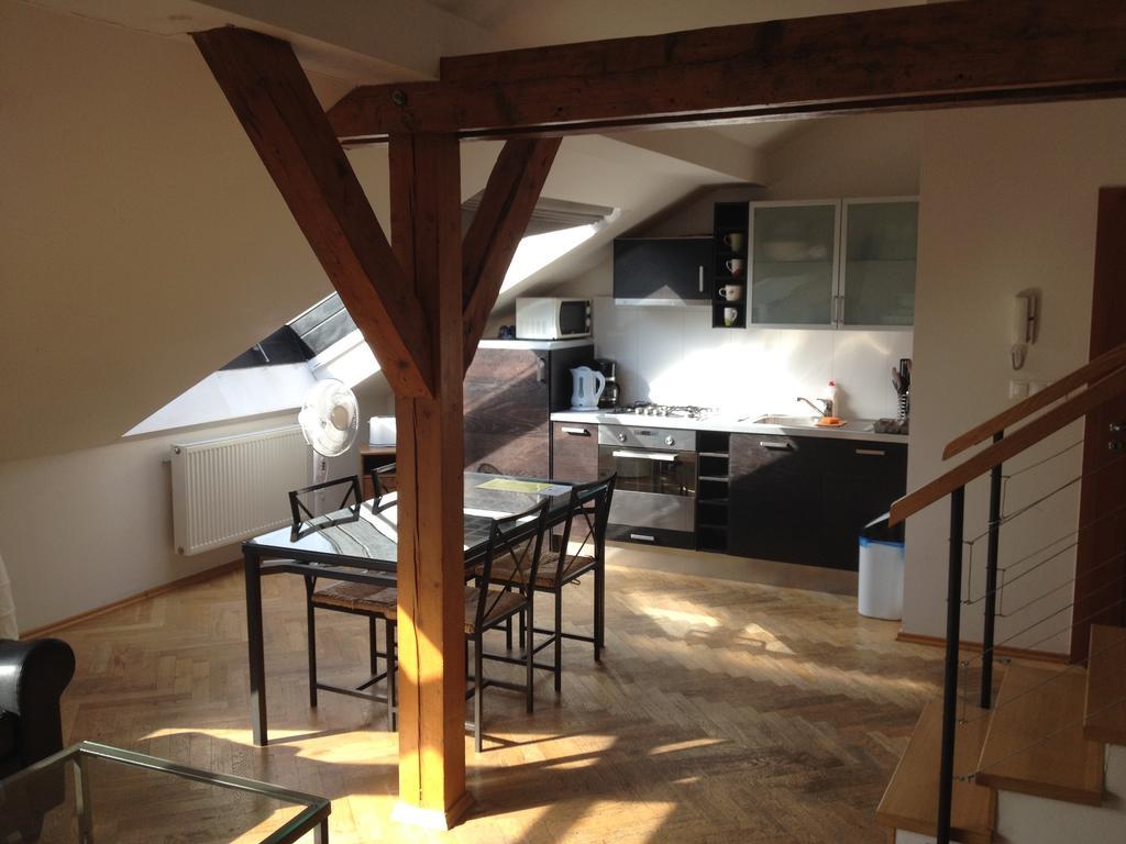 Penthouse Apartment In Vinohrady Prag Rum bild